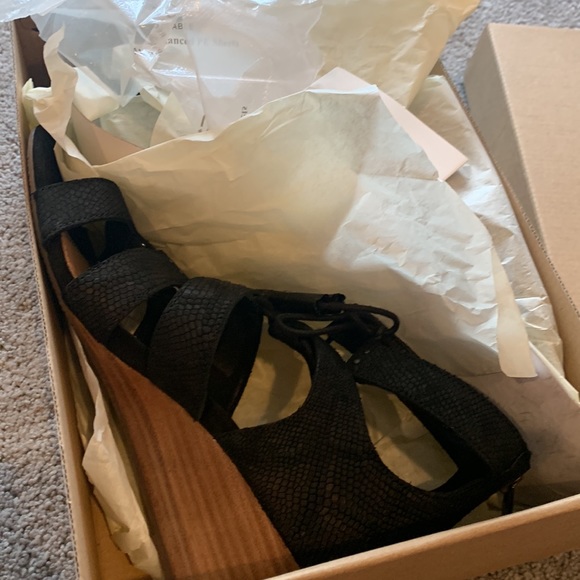 NWT - UGG Yasmin Black Leather Snake Print Sandal - Picture 5 of 6